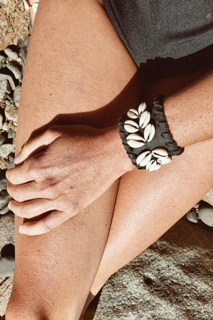 Handmade leather Bracelet. Hand Matters. Leather and snails.