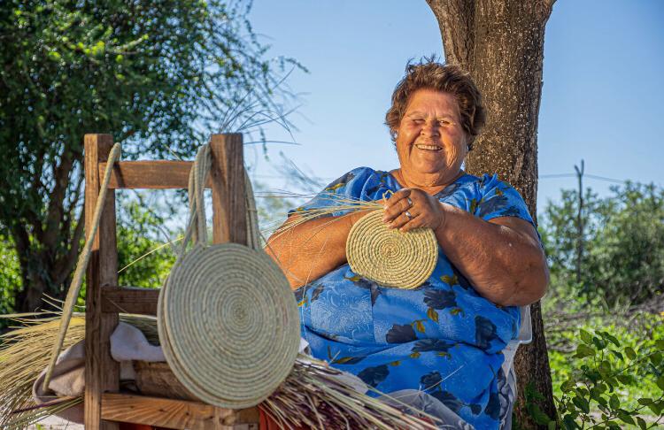 Hand Matters. Artisan handcrafting Carandillo Palm purse