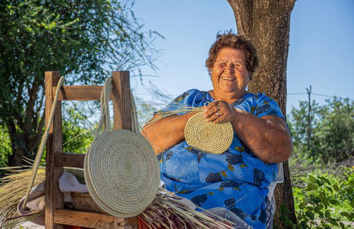 Hand Matters. Artisan handcrafting Carandillo Palm purse