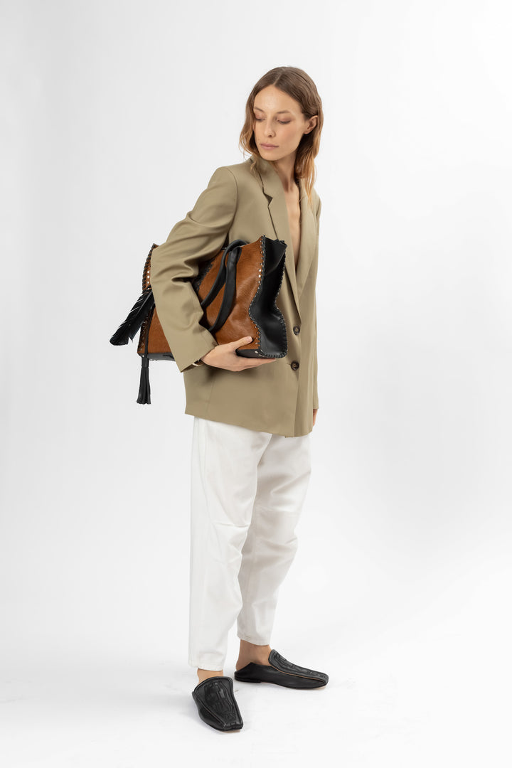 Hand Matters. Super chic caramel and black leather handbag. Styling leather handbag for work