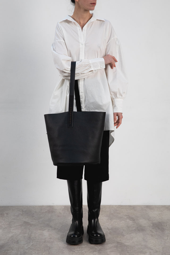 Hand Matters. Styling exquisite leather bag