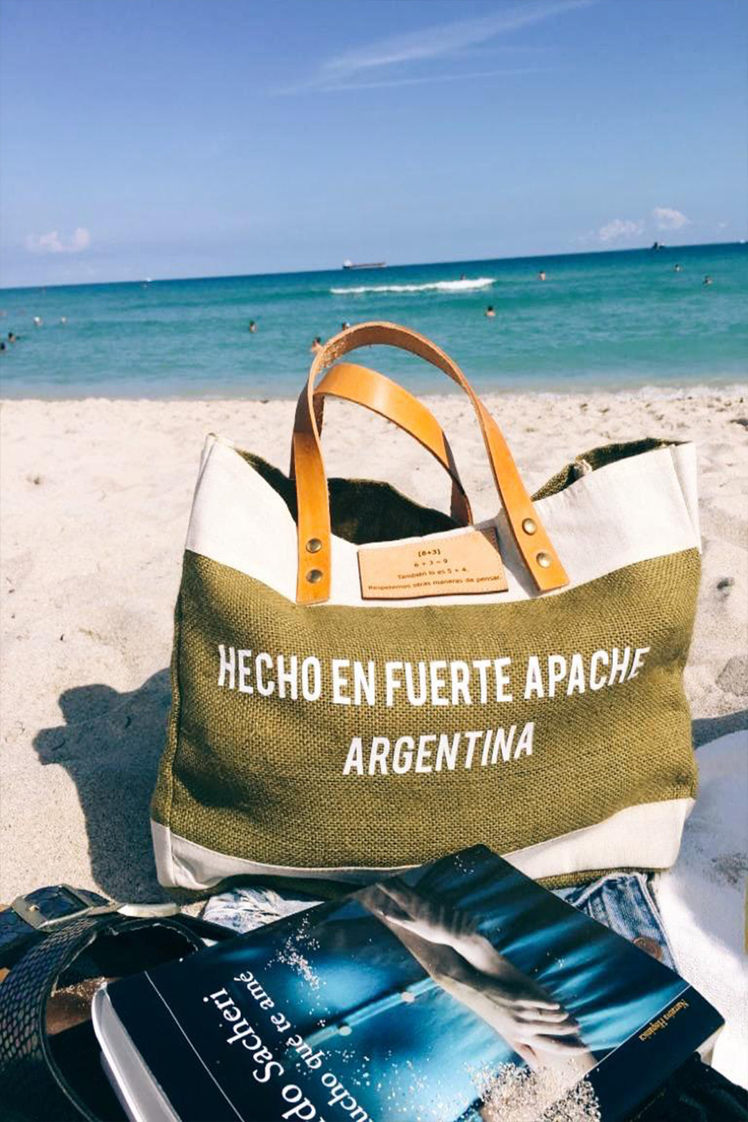 Hand Matters. Hecho en Fuerte Apache. Green Tote Bag in beach