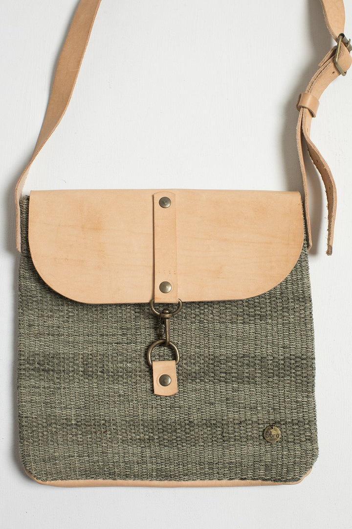 Hand Matters. Chaguar and leather crossbody bag green