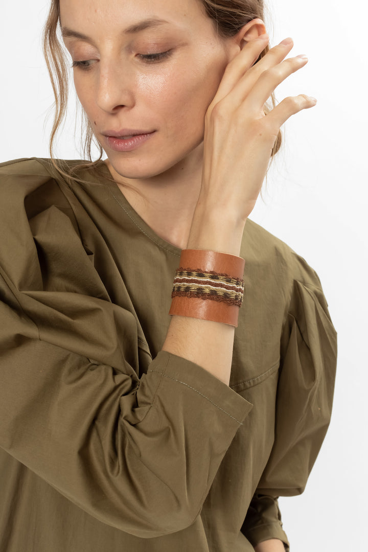 Hand Matters. Leather bracelet with chaguar details